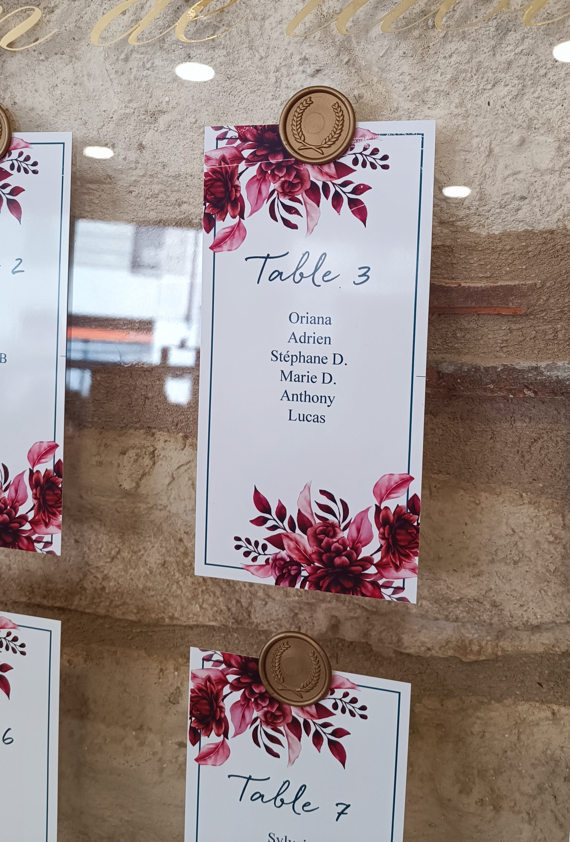 Plan de table en plexi avec cachets de cire - fleurs rouge et rose