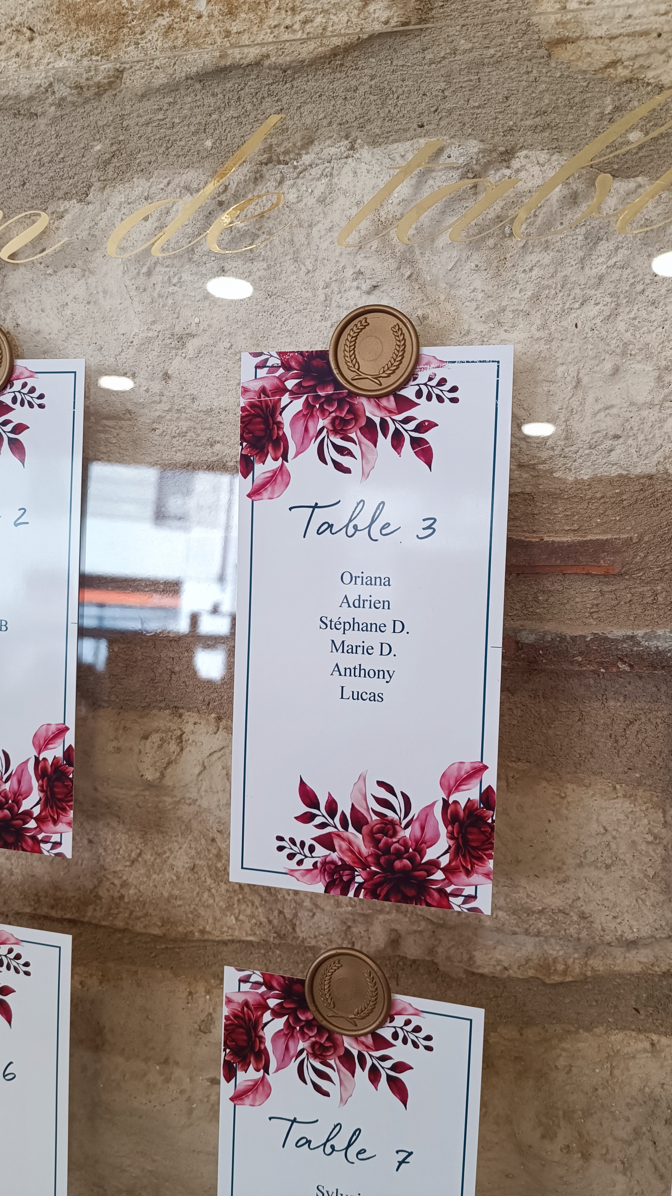 Plan de table en plexi avec cachets de cire - fleurs rouge et rose