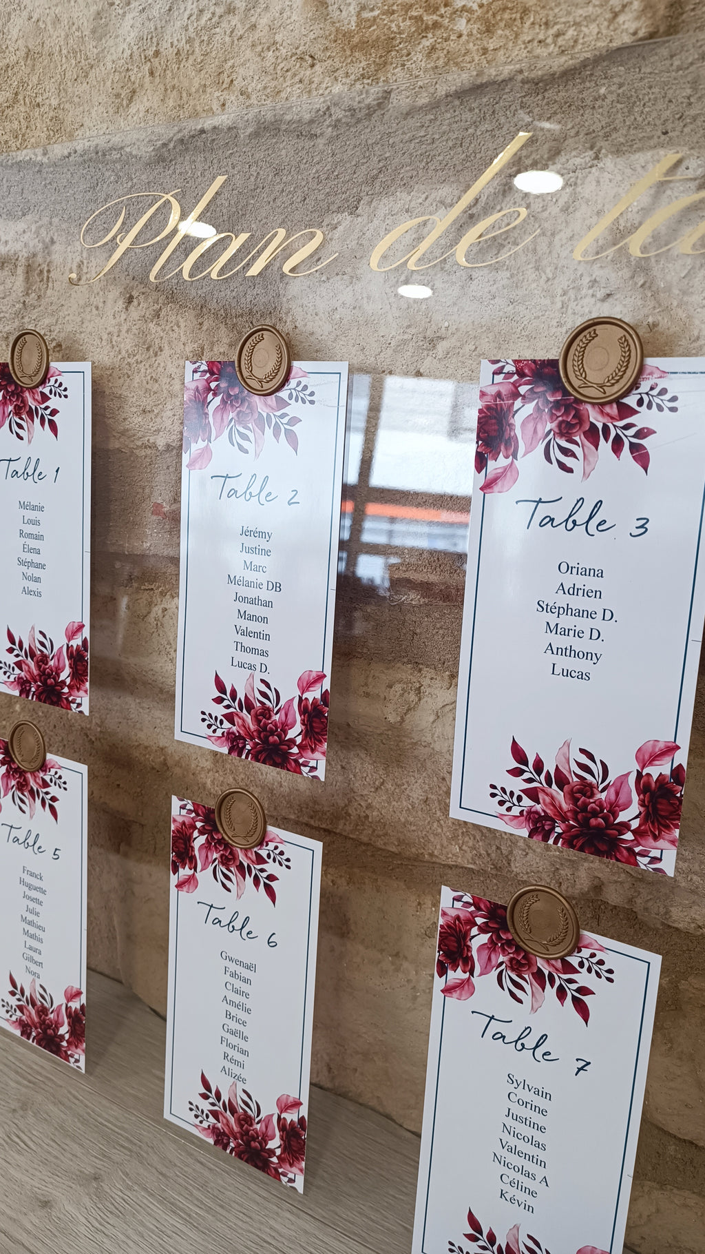 Plan de table en plexi avec cachets de cire - fleurs rouge et rose