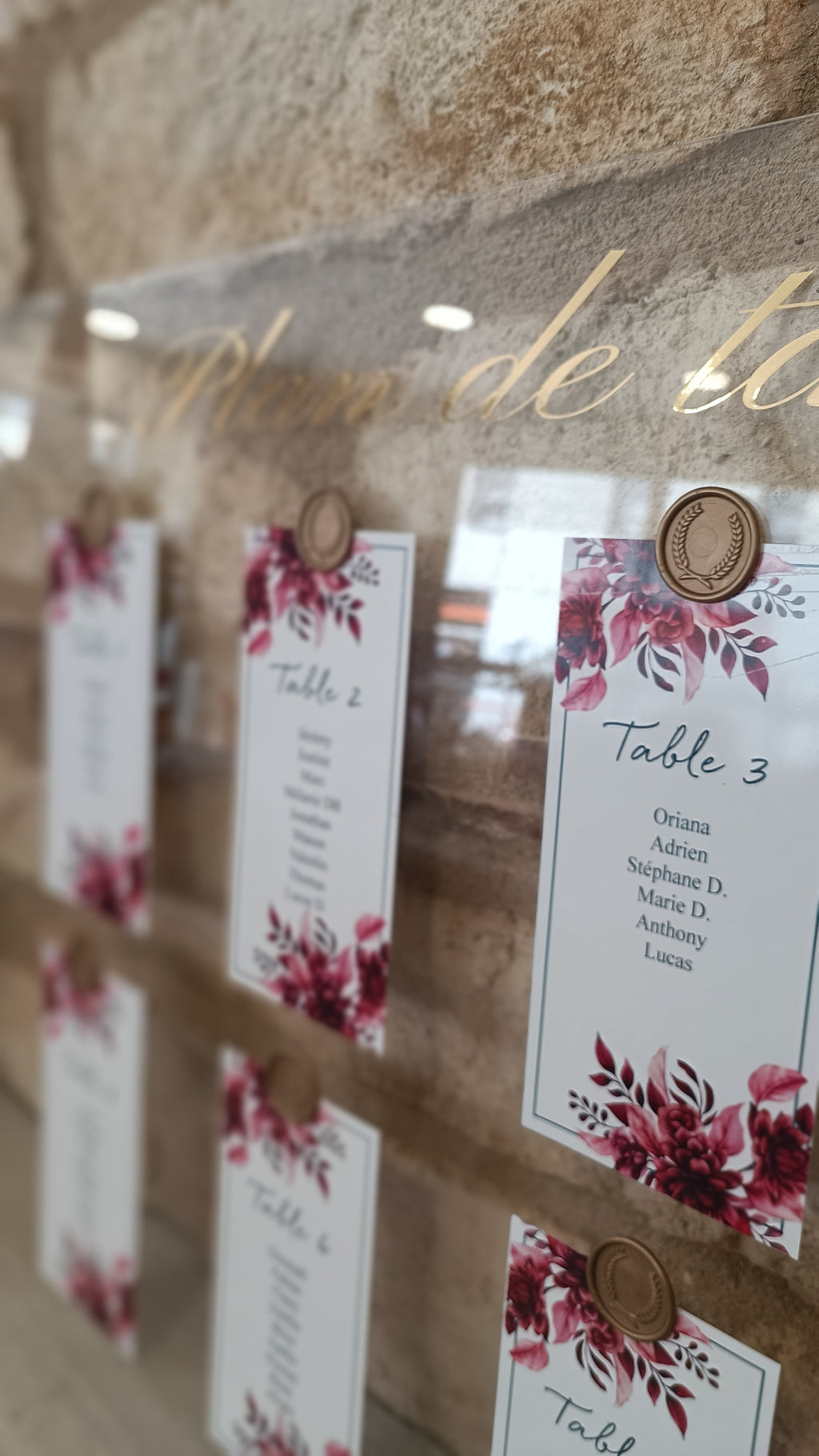 Plan de table en plexi avec cachets de cire - fleurs rouge et rose