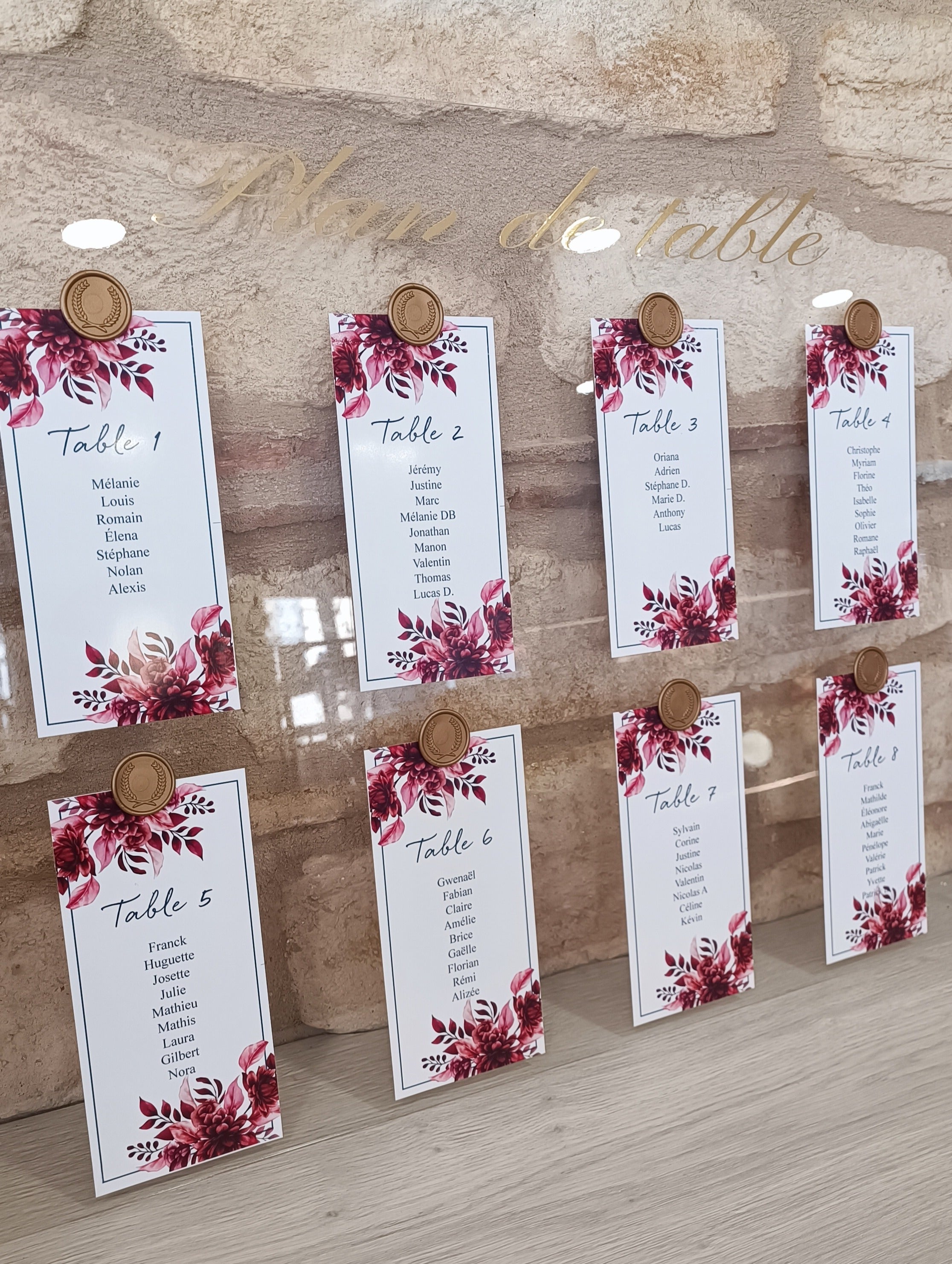 Plan de table en plexi avec cachets de cire - fleurs rouge et rose