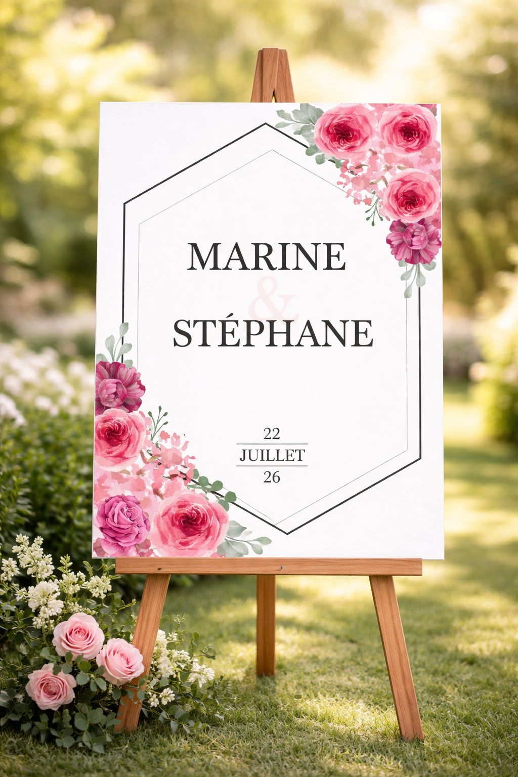 Ce panneau est réalise avec une forme géométrique hexagonale et décoré par des compositions florales dans les coins dans les tons et déclinaisons de roses.