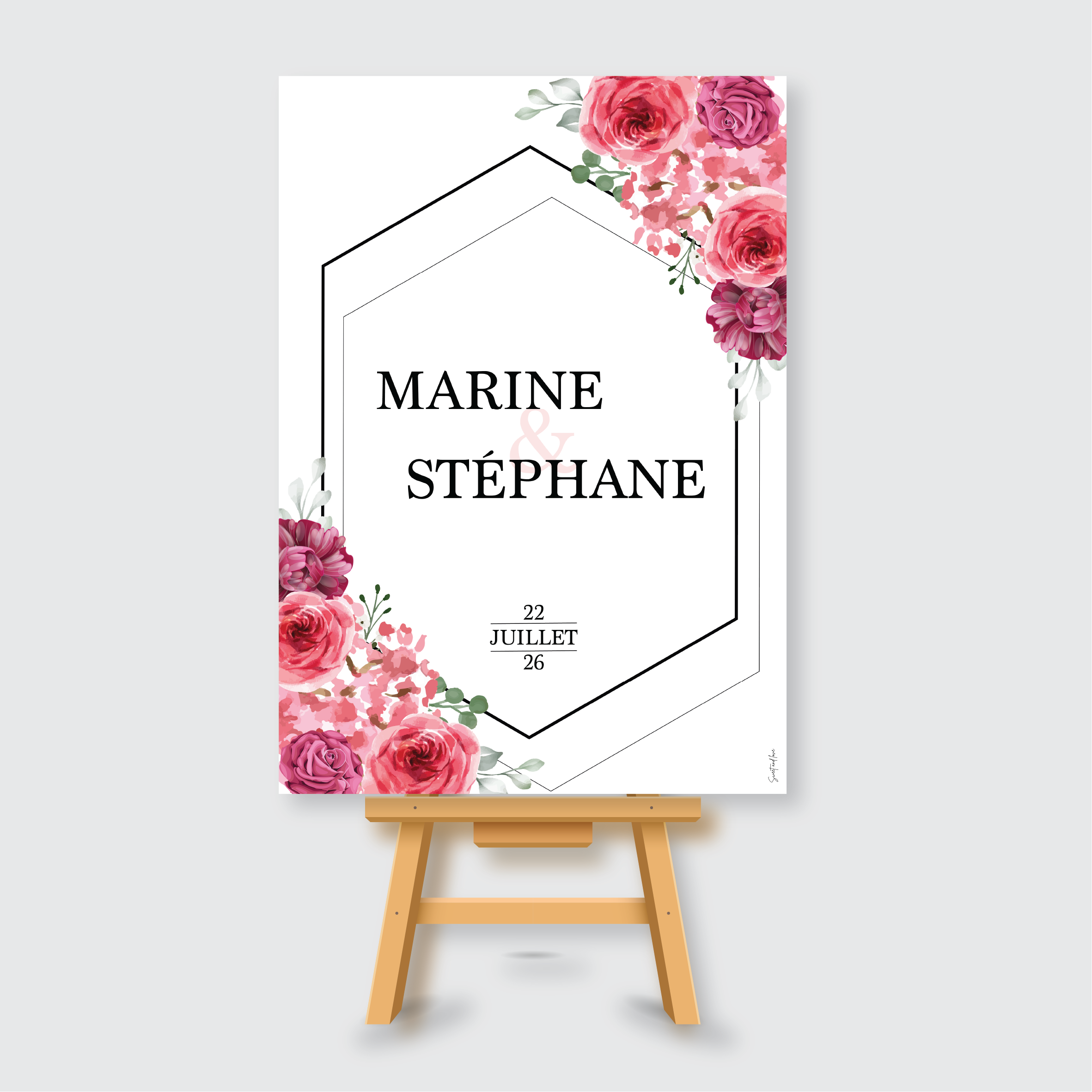 Ce panneau est réalise avec une forme géométrique hexagonale et décoré par des compositions florales dans les coins dans les tons et déclinaisons de roses.