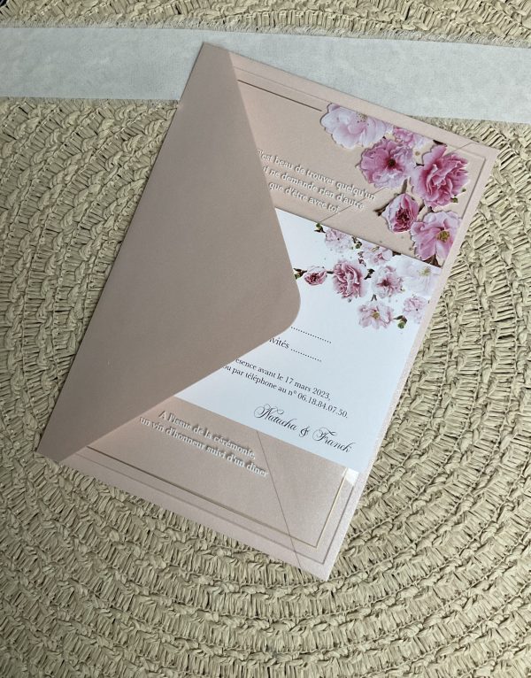 Faire part en plexi design pivoines rose avec son enveloppe rose poudré et son carton invitation