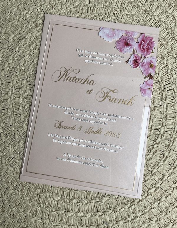 Faire part en plexi design pivoines rose avec son enveloppe rose poudré et son carton invitation