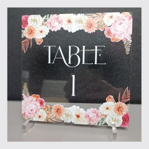 Numéro de table en plexi - marque table en plexi - fleurs dans les tons orange et rose