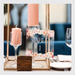 Numéro de table en plexi - marque table en plexi - fleurs dans les tons orange et rose