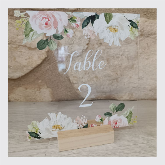 Numéro de table en plexi - marque table en plexi - fleurs dans les tons rose et son feuillage